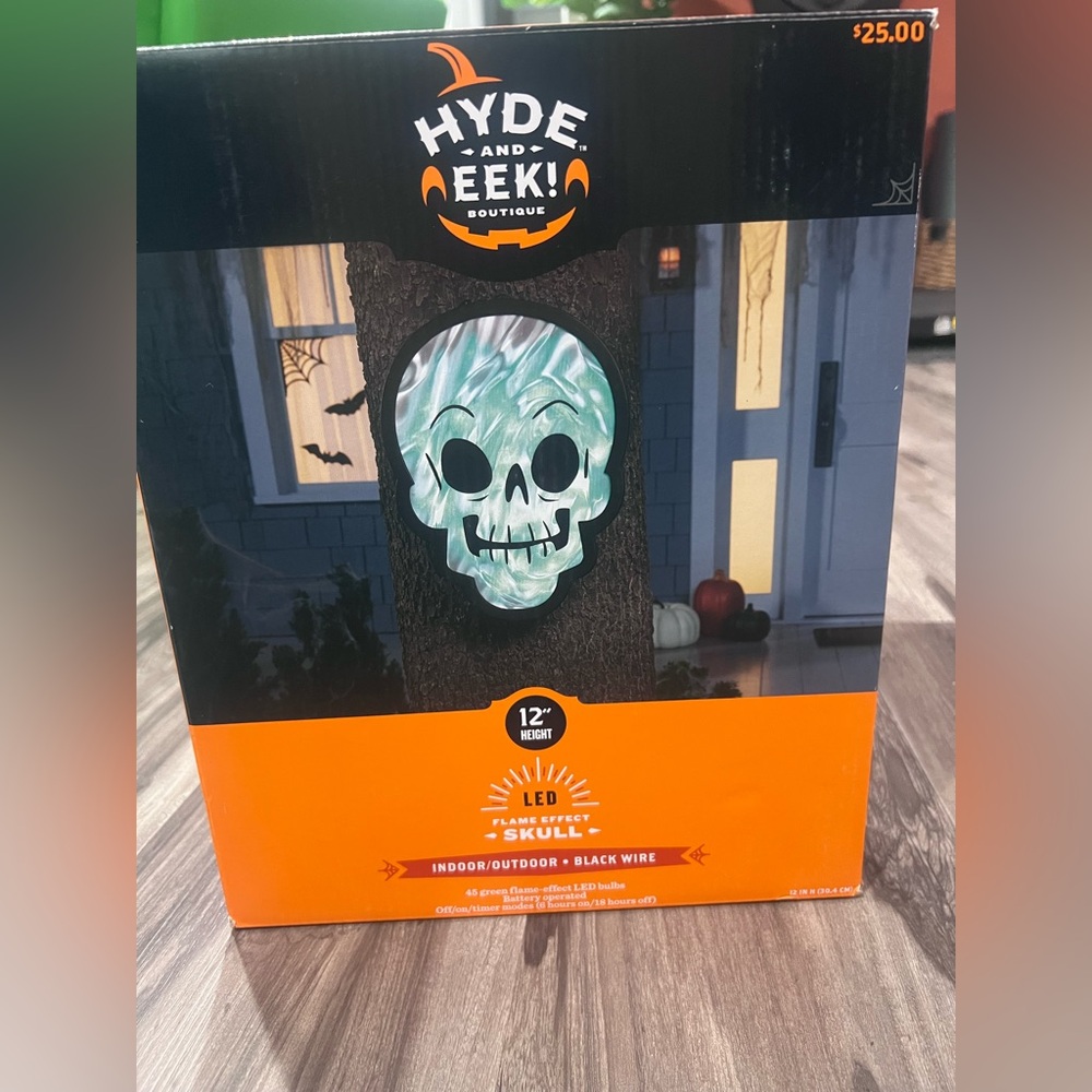 Hyde & EEK! Flame Effect Skull